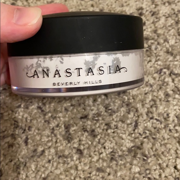 Anastasia Beverly Hills Other - *LAST CHANCE* Anastasia Beverly Hills powder